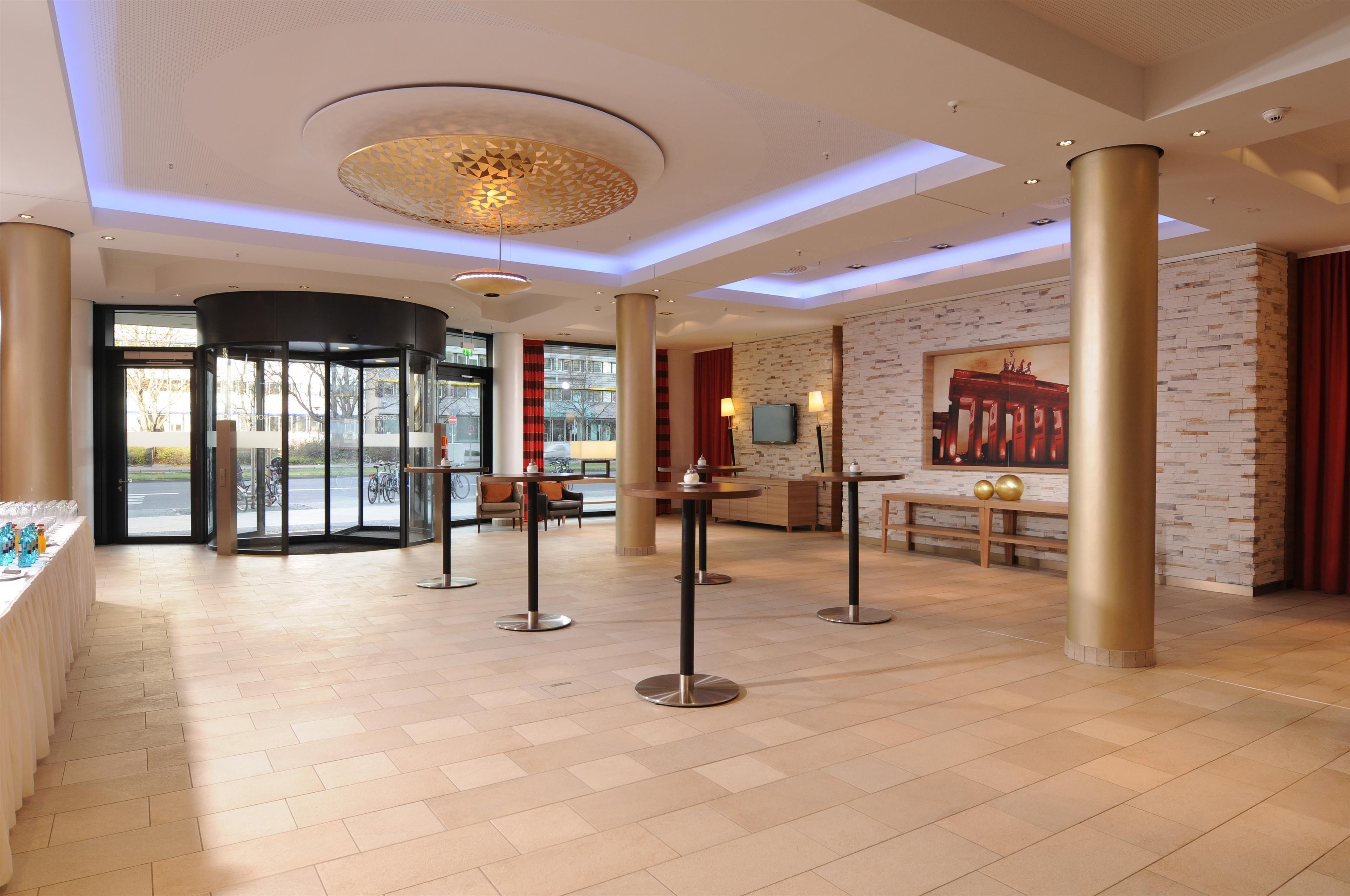 H4 Hotel Berlin Alexanderplatz — Zdjęcia 1